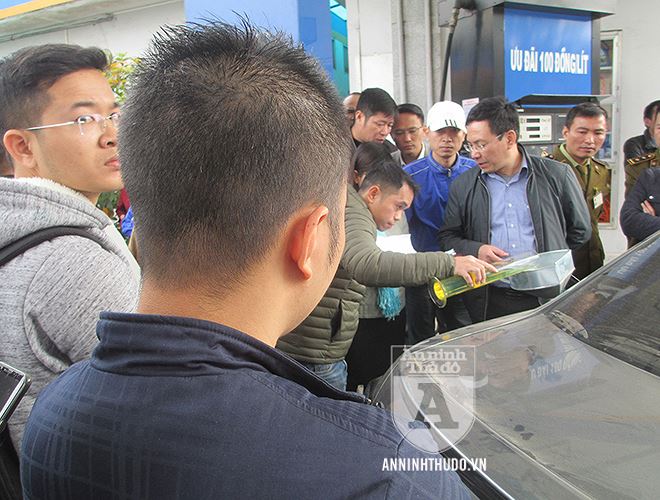 Toàn cảnh cuộc thực nghiệm đổ xăng giữa Petrolimex và lái xe ôtô khiếu nại